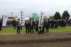 式典会場で。卒業生を囲んで。